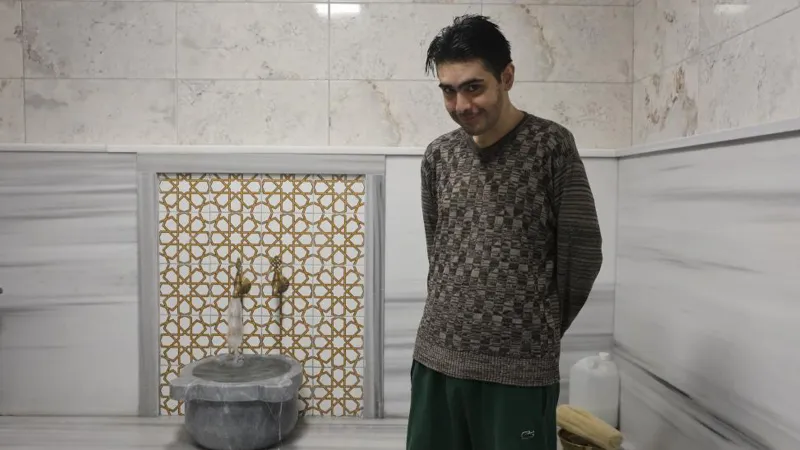 6 Şubat depreminden sonra hayata küsmüştü! 23 yaşındaki Barış 3 yılın ardından ilk kez evden çıktı; banyo yaptı