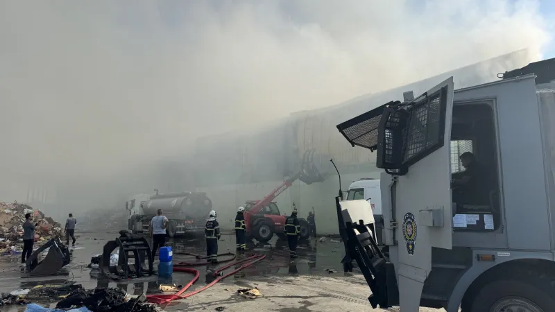 Adana'da geri dönüşüm tesisinde yangın