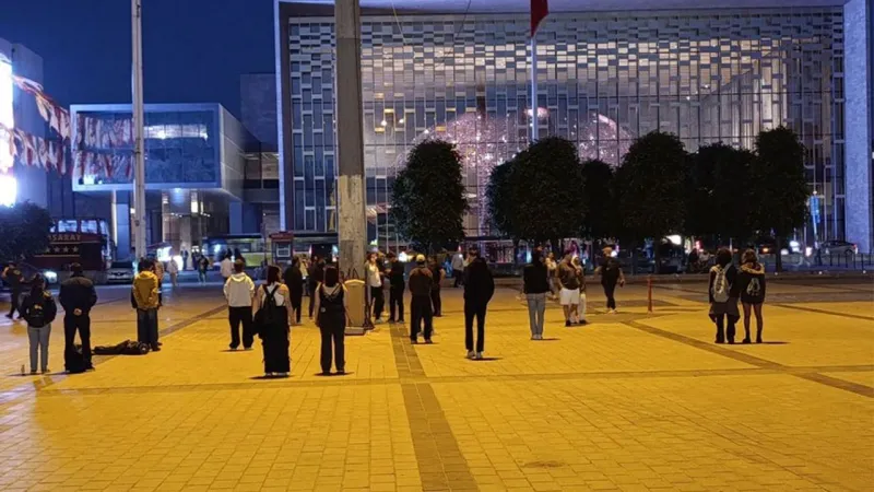 AKM önünde "Duran Adam" eylemi yapan 19 kişi adli kontrolle serbest