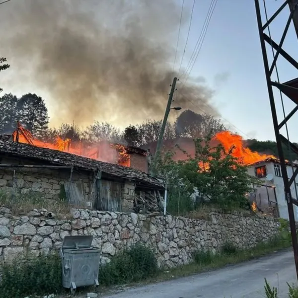 Amasya'da Korkunç Yangın! 4 Ev Alevlere Teslim Oldu!