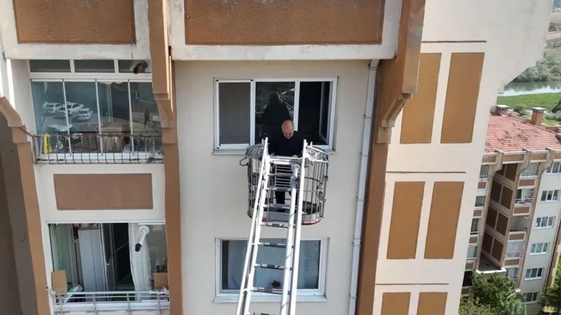 Apartman yangınında 4 kişi mahsur kaldı