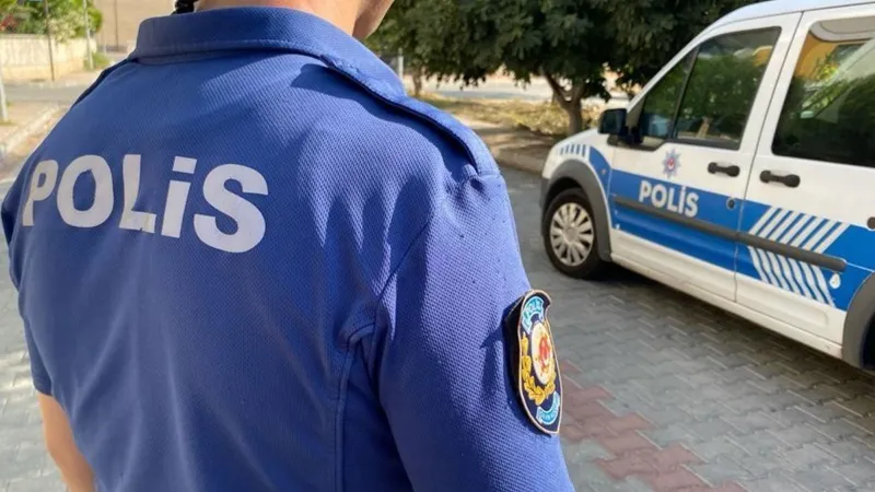 Bakırköy'de metrobüsün motor kısmından dumanlar yükseldi: Yolcular tahliye edildi
