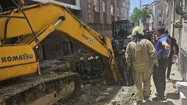 Bayrampaşa'da yol çöktü: 1 kişi mahsur kaldı