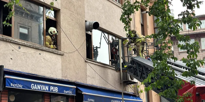 Beyoğlu’nda yangın çıkan binada 2 kişi mahsur kaldı