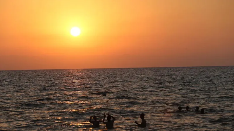 Bir ilimizde deniz suyu sıcaklığı 30 dereceye yaklaşacak!