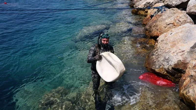 Bodrum'da dalgıçlar deniz dibi temizliği yaptı