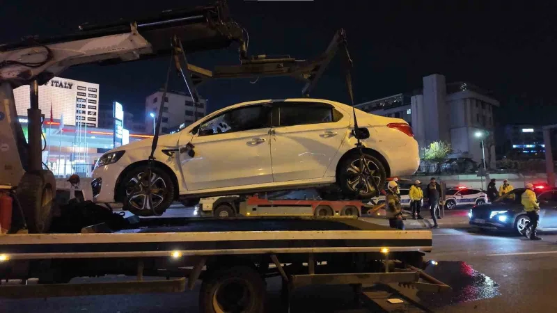 Bostancı'da makas atan otomobil takla attı