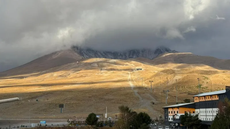 Erciyes'e İlk Kar Sürprizi! Kayak Sezonu Açılıyor Mu?