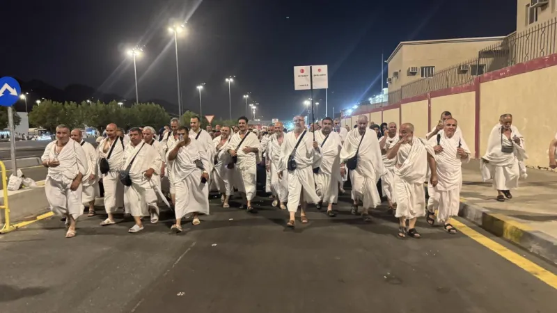 Hacı adayları Arafat vakfesini tamamlayıp Müzdelife'ye geçti