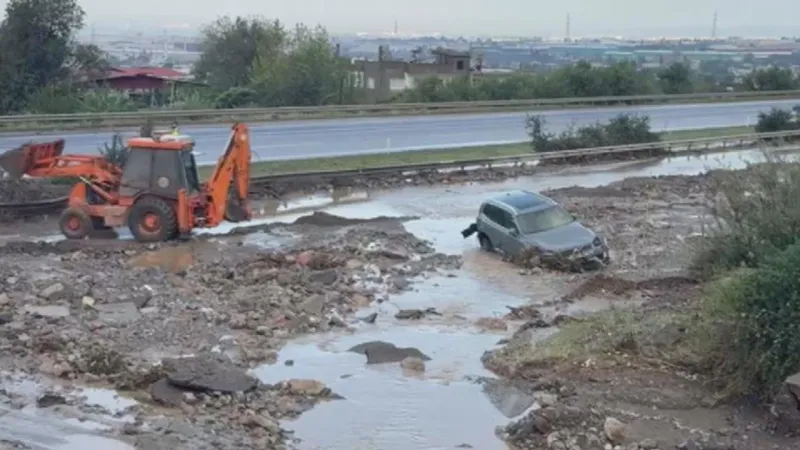 Hatay'da Şiddetli Yağış Sele Neden Oldu! Otoyol Kapandı mı?