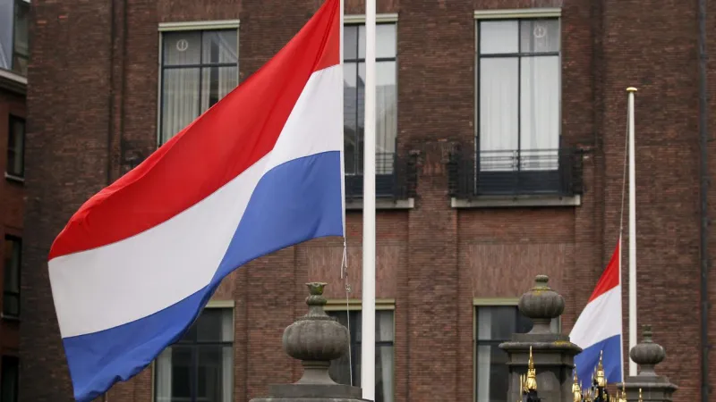 Hollanda'da hükümet dağıldı