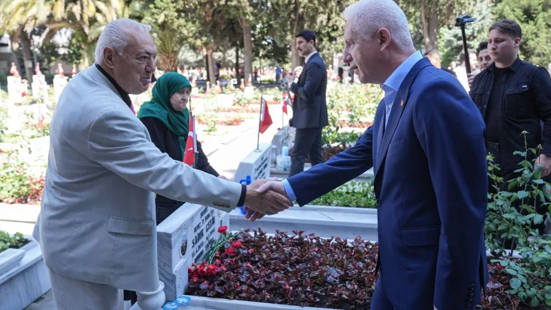 Vali Gül'den Şehitliğe Anlamlı Ziyaret: Edirnekapı'da Duygu Dolu Anlar!