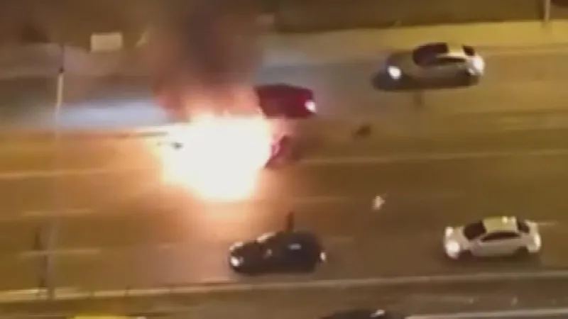 İstanbul'da seyir halindeki otomobil yandı