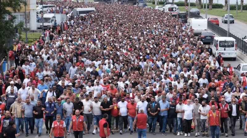 İzmir'de Grev Alarmı! İşçiler Meydanlara İndi, Neler Oluyor?