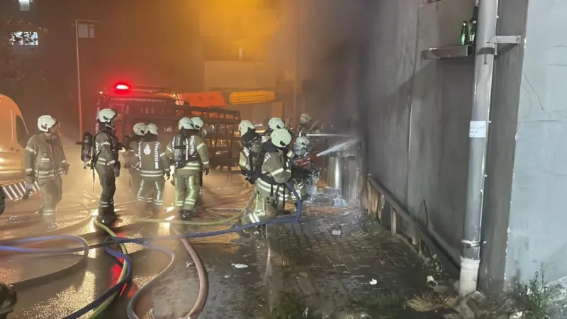 Kağıthane'de 5 katlı iş yerinde yangın