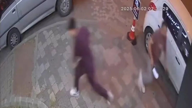 Kavga ettiği eski çalışanına satırlı muamele