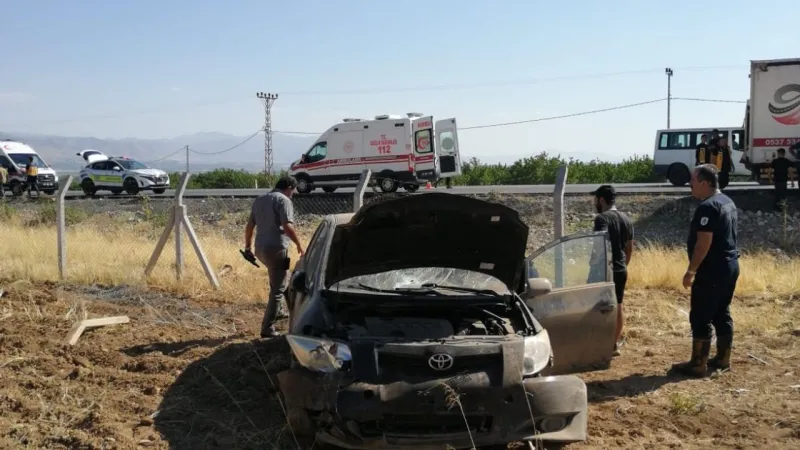 Malatya’da kontrolden çıkan otomobil bahçeye uçtu