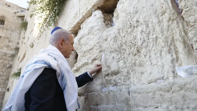 Netanyahu İran'a yönelik saldırıdan önce Ağlama Duvarı'na not bıraktı| “Aslan gibi ayağa kalk”