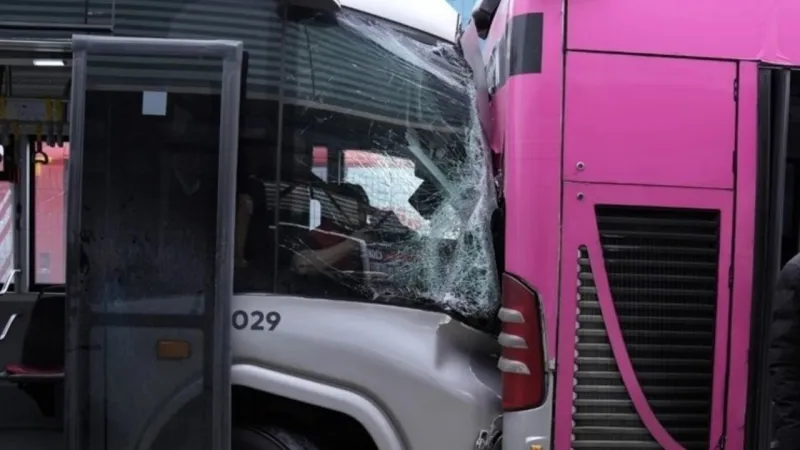 Metrobüs Kazası: Korkunç Anlar Kamerada! İşte O Dehşet Verici Görüntüler