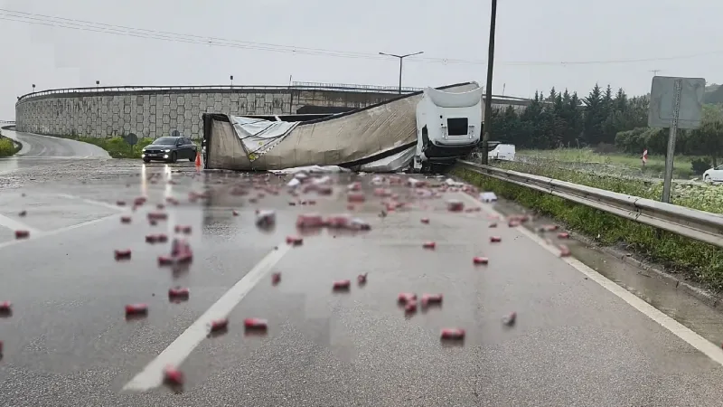 TIR Devrildi, İçki Şişeleri Saçıldı! Bursa'da Şok Eden Kaza