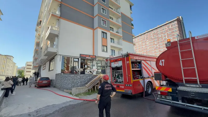 Düzce'de 6 Katlı Binada Yangın! Alevler Yükseldi, Herkes Dışarıda!
