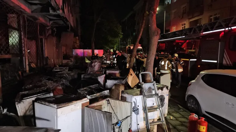 İstanbul'da Beyaz Eşya Mağazasında Korkunç Yangın!