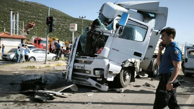 Denizli'de Zincirleme Kaza: Tır Otobüs ve Otomobile Çarptı!