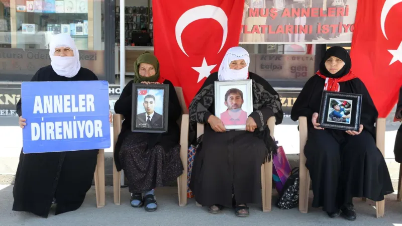 Muş'ta Evlat Nöbeti! Aileler PKK'ya Teslim Ol Çağrısı Yaptı