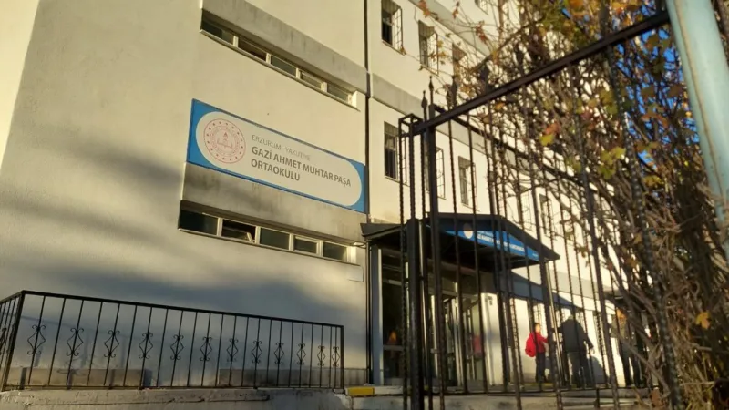 Okul çıkışı merdivenlerde oluşan yoğunlukta 21 öğrenci yaralandı