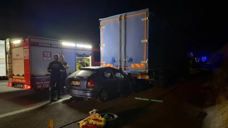 Otomobil kamyonun altına girdi: 1 ölü, 1 ağır yaralı