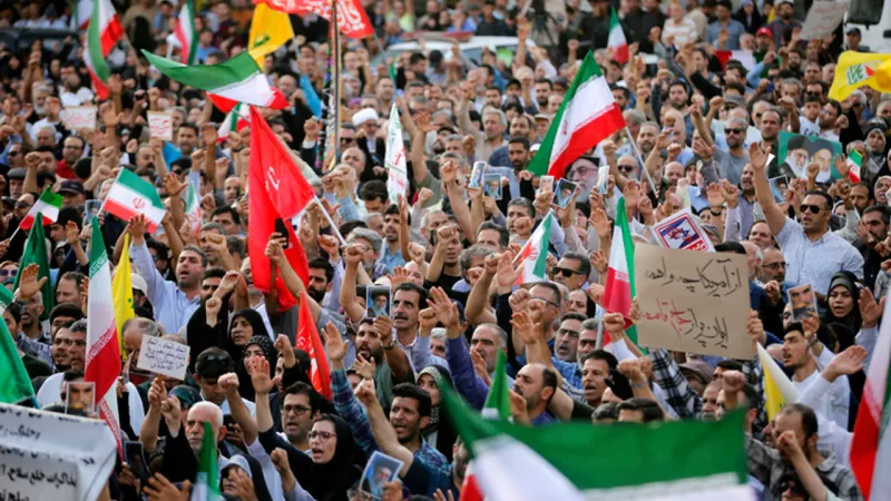 Tahran'daki İnkılap Meydanı'nda ABD protestosu