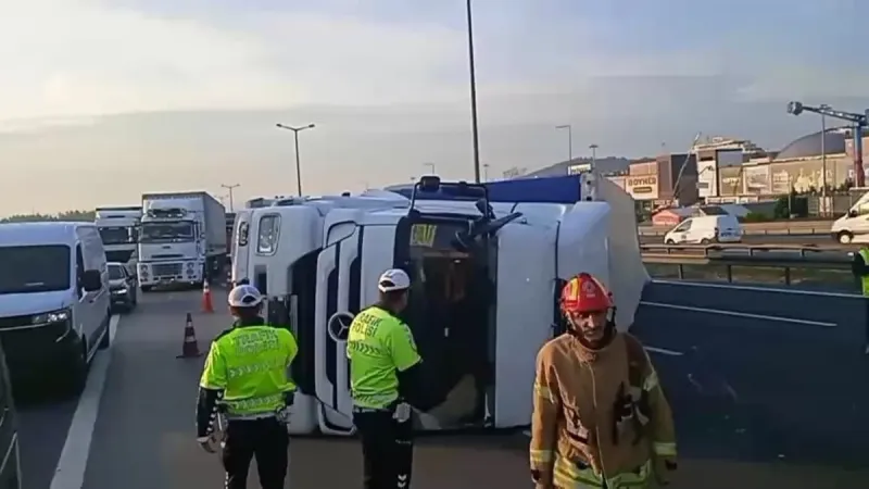 TEM Otoyolu'nda TIR devrildi! Trafik kilit!