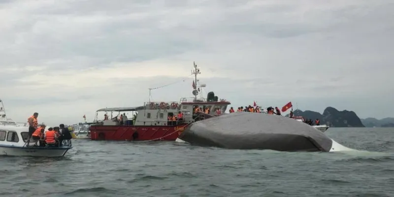 Tur teknesi alabora oldu: 37 ölü