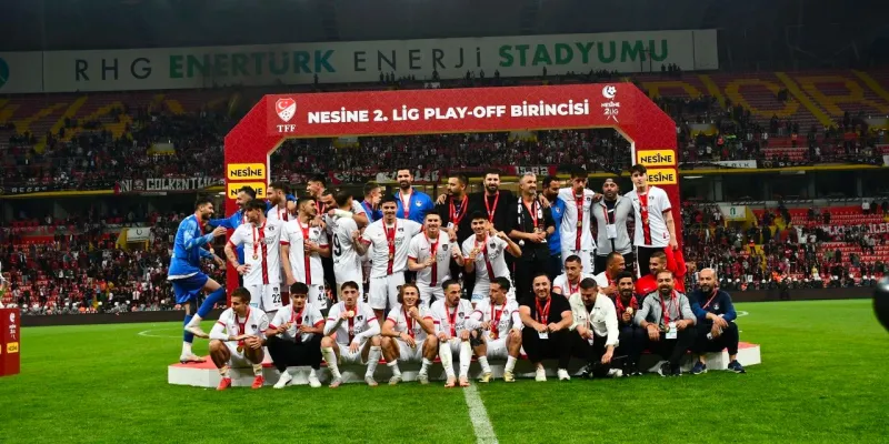 Vanspor'da Şampiyonluk Kutlaması Krizi! Vali Ziyareti Taraftarı Böldü