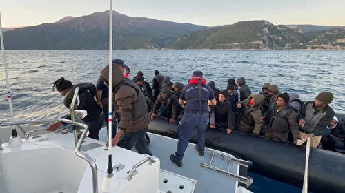 Yunanistan tarafından geri itilen düzensiz göçmenler kurtarıldı